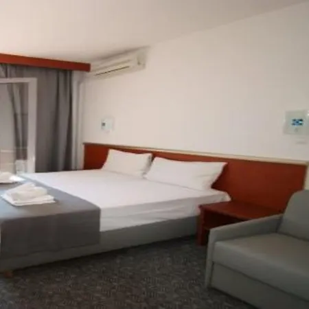 Hotel Lumbarda 3*