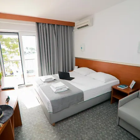 Szálloda Hotel Lumbarda 3*